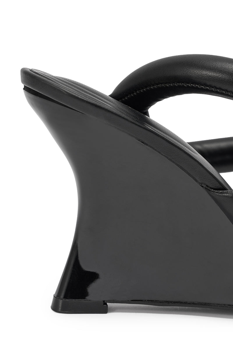 AKIRA GOLD MINORU BLACK WEDGE SANDAL